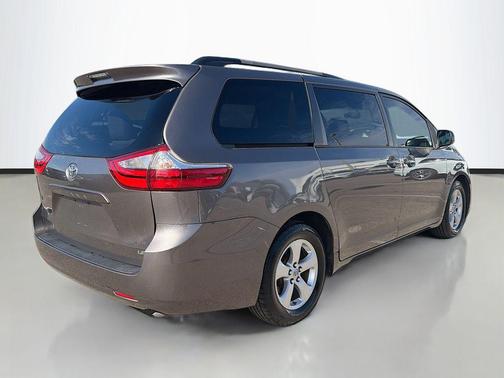 2017 Toyota Sienna LE