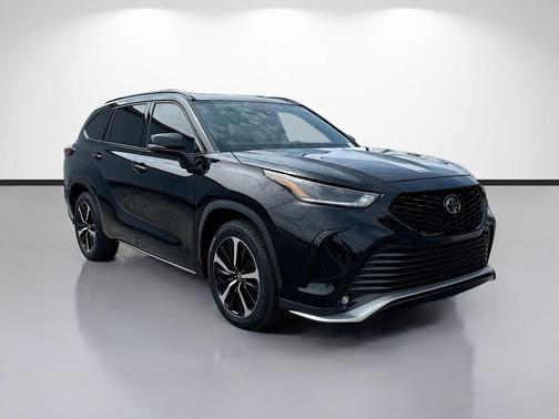 Midnight Black Metallic 2022 Toyota Highlander XSE