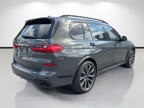 2022 BMW X7 M50i