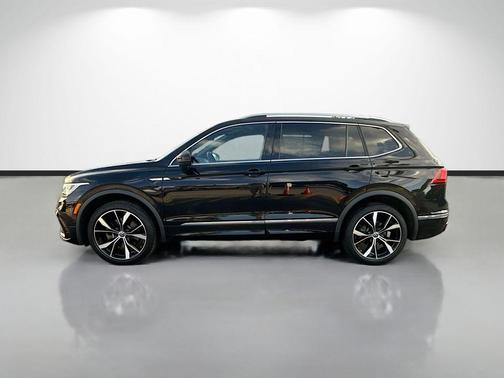 Deep Black Pearl Effect 2024 Volkswagen Tiguan 2.0T SEL R-Line