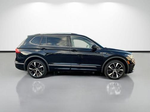 Deep Black Pearl Effect 2024 Volkswagen Tiguan 2.0T SEL R-Line