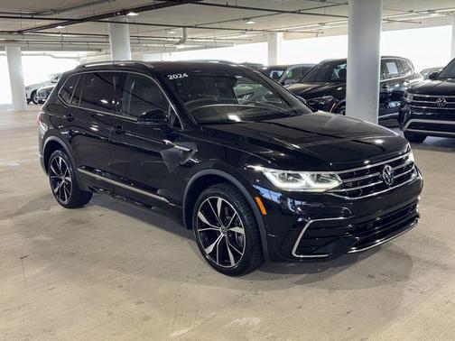 Deep Black Pearl Effect 2024 Volkswagen Tiguan 2.0T SEL R-Line
