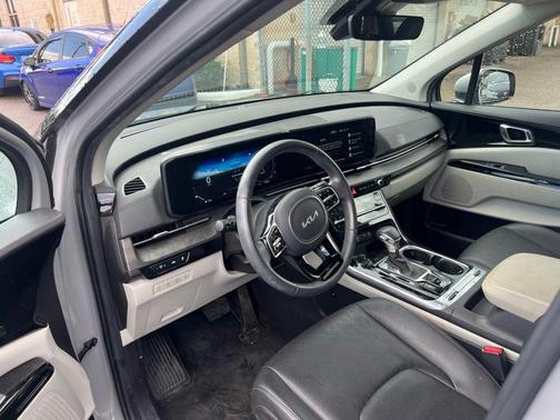 Ceramic Silver 2024 Kia Carnival SX
