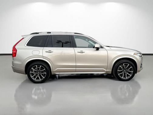Luminous Sand Metallic 2018 Volvo XC90 T6 Momentum