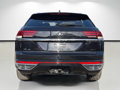 Deep Black Pearl Effect 2023 Volkswagen Atlas Cross Sport 3.6L V6 SEL Premium R-Line