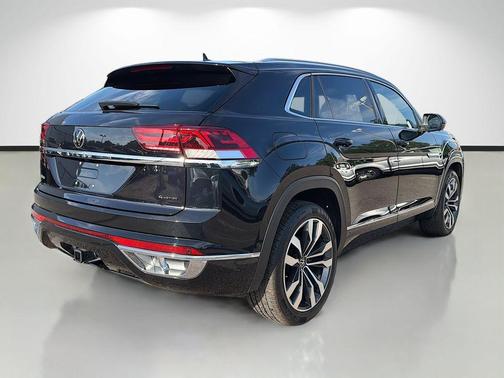 Deep Black Pearl Effect 2023 Volkswagen Atlas Cross Sport 3.6L V6 SEL Premium R-Line