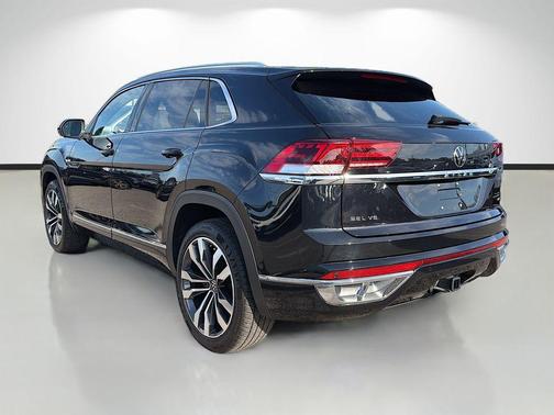 Deep Black Pearl Effect 2023 Volkswagen Atlas Cross Sport 3.6L V6 SEL Premium R-Line