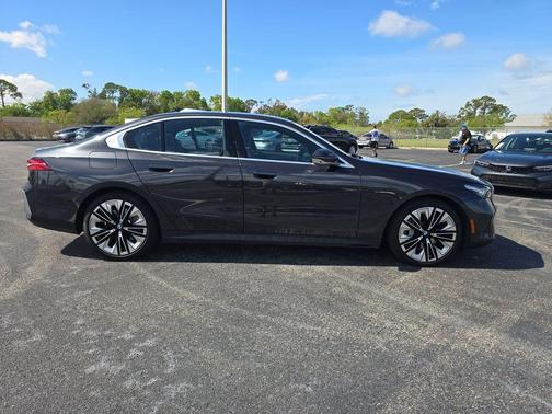 Dark Graphite 2025 BMW 540 i xDrive