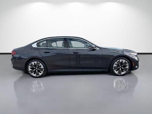Dark Graphite Metallic 2025 BMW 540 i xDrive