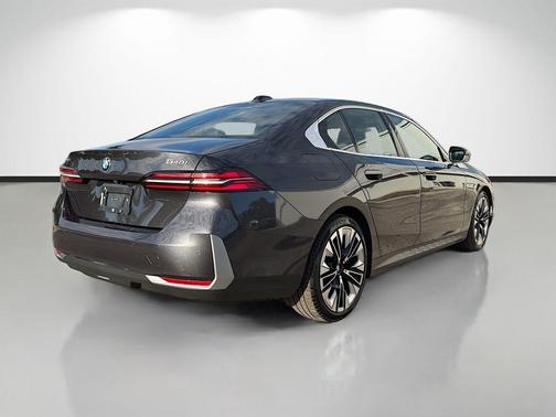 Dark Graphite Metallic 2025 BMW 540 i xDrive