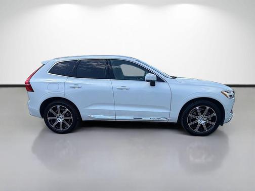 Crystal White Metallic 2018 Volvo XC60 T6 Inscription