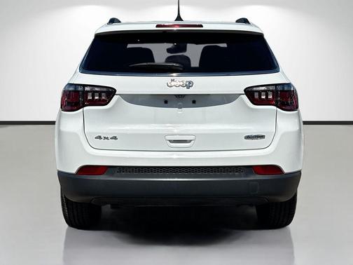 Bright White Clearcoat 2023 Jeep Compass Latitude