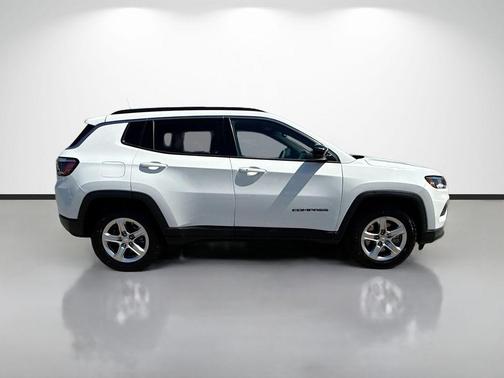 Bright White Clearcoat 2023 Jeep Compass Latitude