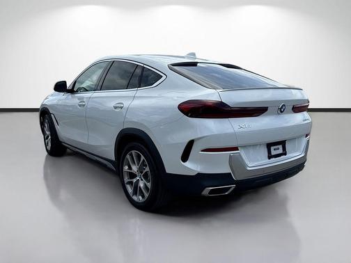 Mineral White Metallic 2021 BMW X6 sDrive40i