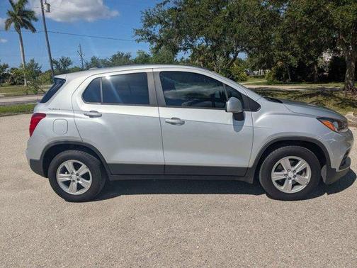Silver Ice Metallic 2020 Chevrolet Trax LS