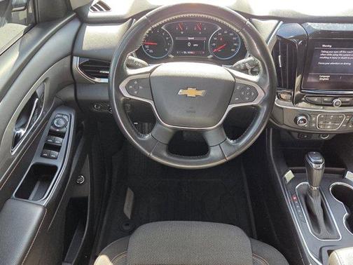 Iridescent Pearl Tricoat 2020 Chevrolet Traverse LT Cloth