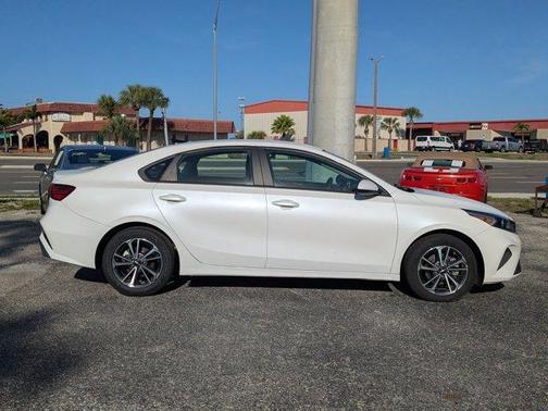 Snow White Pearl 2023 Kia Forte LXS