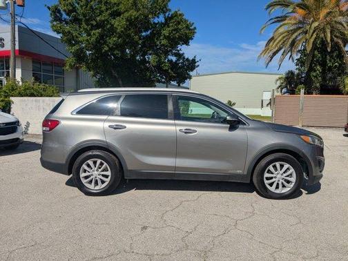 Titanium Silver 2017 Kia Sorento LX