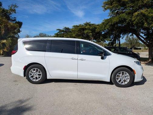 2024 Chrysler Pacifica Touring-L