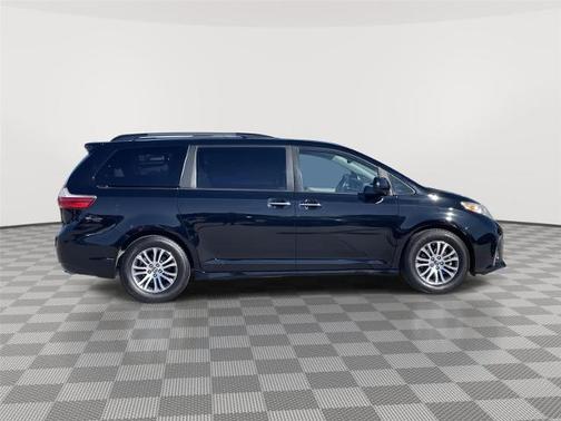 2020 Toyota Sienna XLE 7 PASSENGER