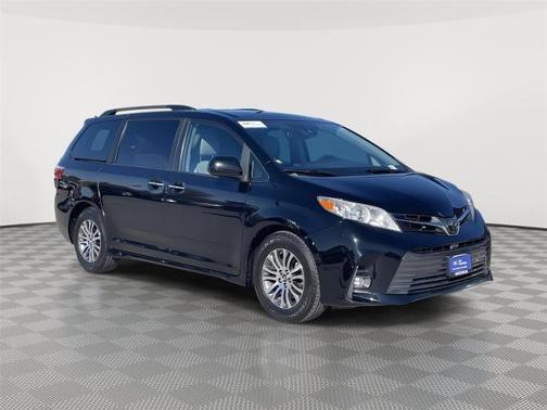 2020 Toyota Sienna XLE 7 PASSENGER