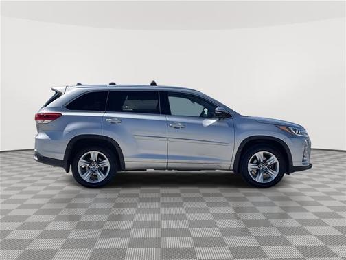 Celestial Silver Metallic 2018 Toyota Highlander LIMITED