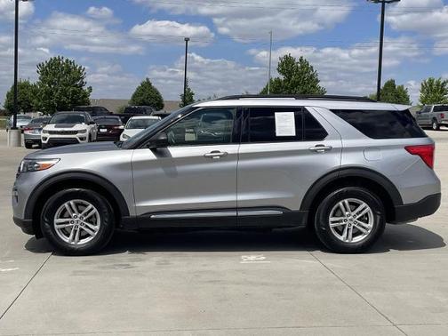 ICONIC SILVER METALLIC 2021 Ford Explorer XLT