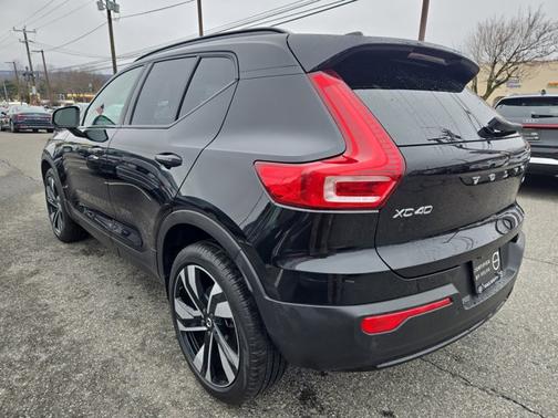 2025 Volvo XC40 Plus Dark Theme