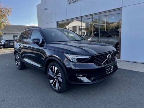 2025 Volvo XC40 Plus Dark Theme