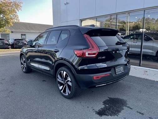 2025 Volvo XC40 Plus Dark Theme