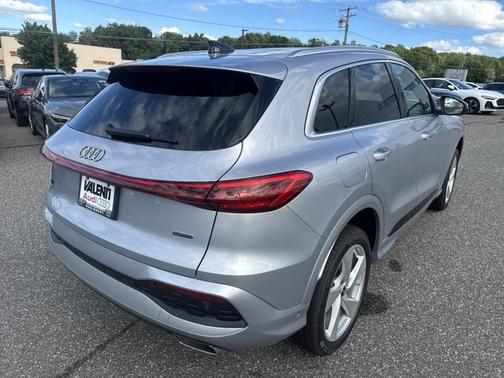 Florett Silver Metallic 2026 Audi Q5 Premium Plus