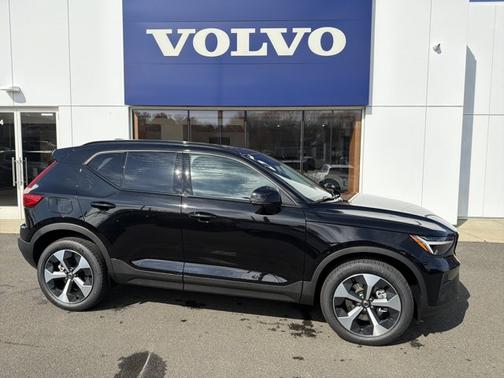 Onyx Black 2026 Volvo XC40 Core