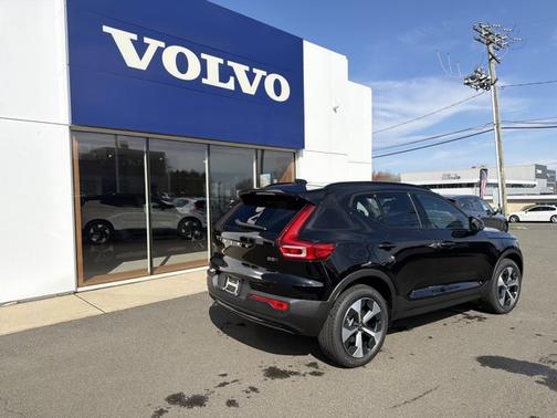 Onyx Black 2026 Volvo XC40 Core