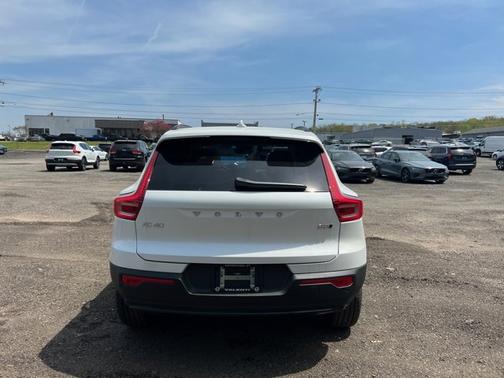 2025 Volvo XC40 Ultra Dark Theme