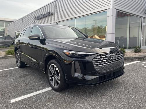 Mythos Black Metallic 2025 Audi Q5 Premium