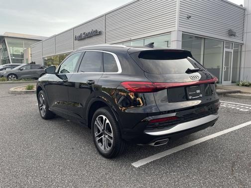 Mythos Black Metallic 2025 Audi Q5 Premium