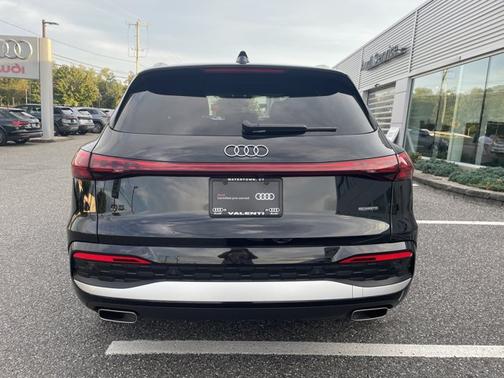 Mythos Black Metallic 2025 Audi Q5 Premium
