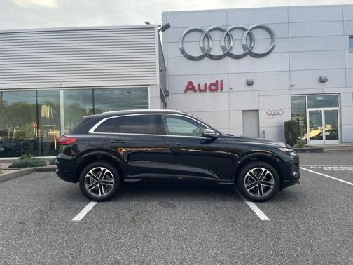 Mythos Black Metallic 2025 Audi Q5 Premium