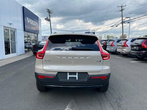 2025 Volvo XC40 Ultra Dark Theme