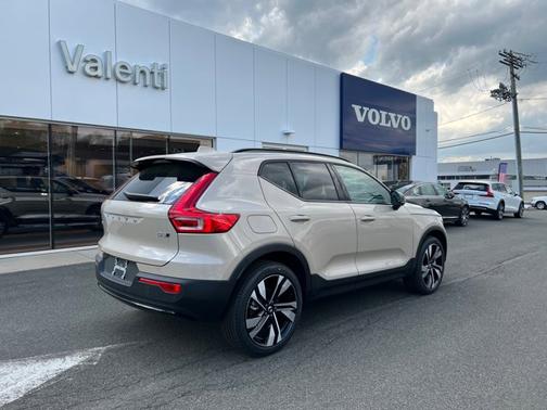 2025 Volvo XC40 Ultra Dark Theme