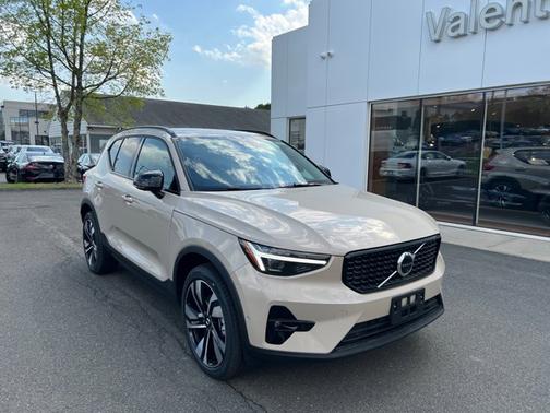 2025 Volvo XC40 Ultra Dark Theme
