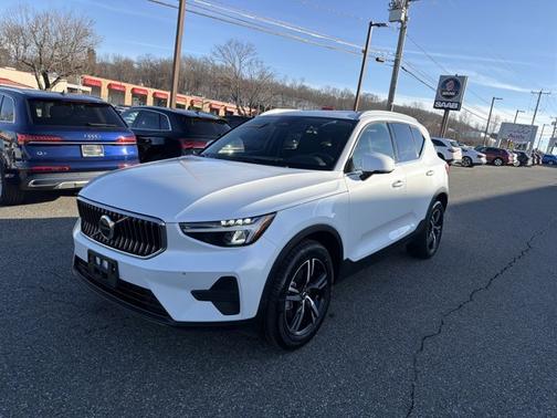 2025 Volvo XC40 Core Bright Theme