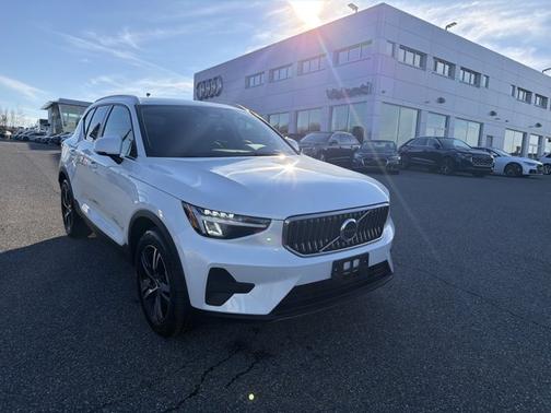 2025 Volvo XC40 Core Bright Theme
