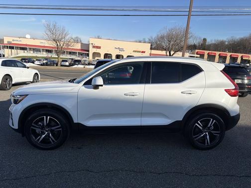 2025 Volvo XC40 Core Bright Theme
