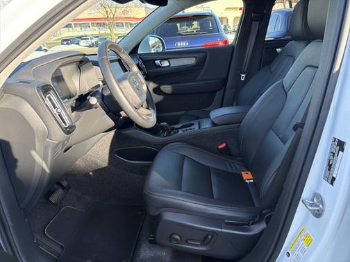 2025 Volvo XC40 Core Bright Theme