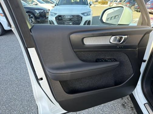 2025 Volvo XC40 Core Bright Theme