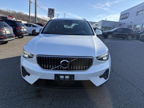 2025 Volvo XC40 Core Bright Theme