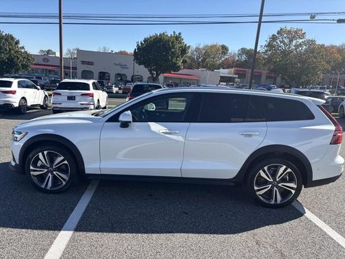 2025 Volvo V60 Cross Country Plus