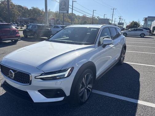 2025 Volvo V60 Cross Country Plus