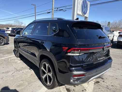 Deep Black Pearl 2026 Volkswagen Taos SEL